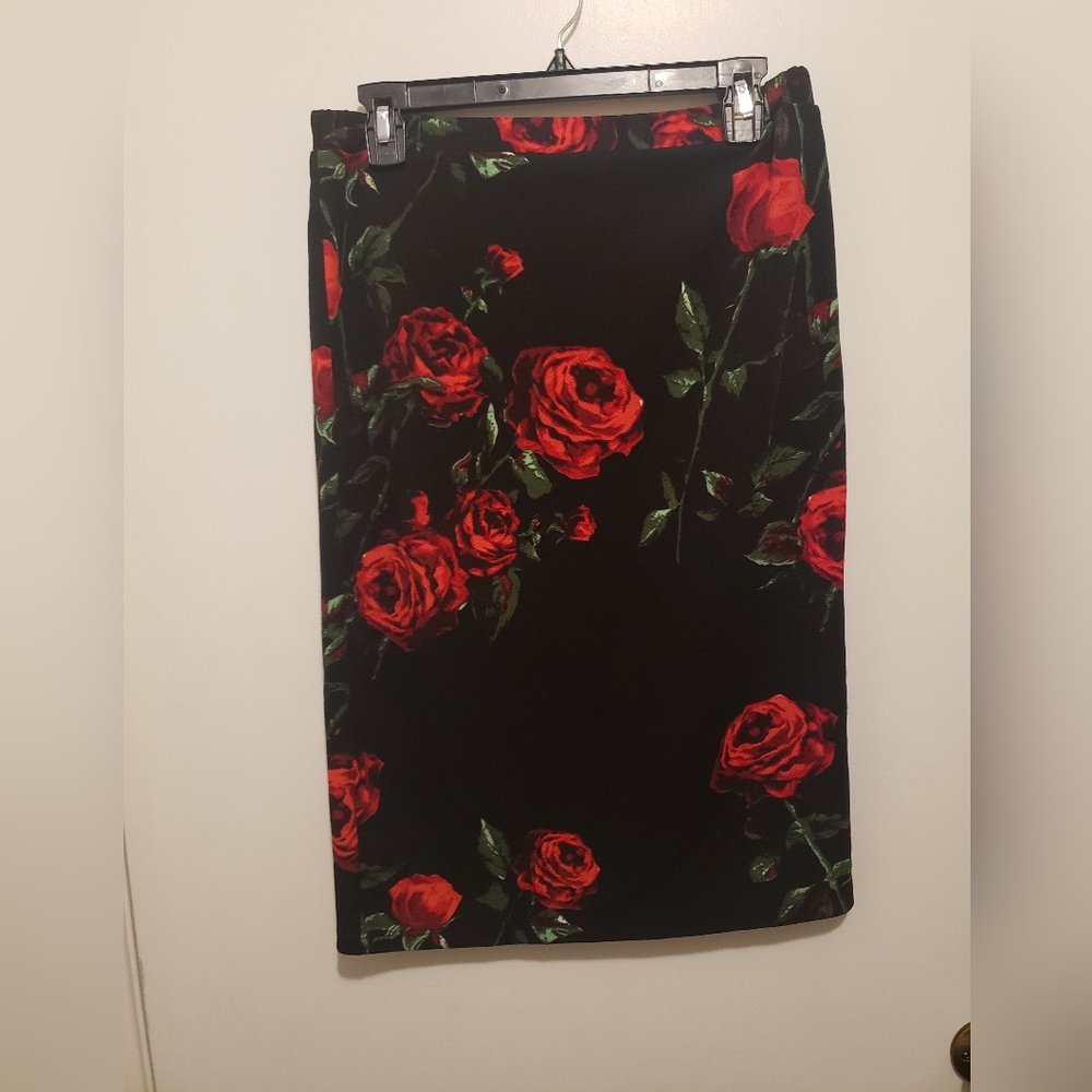 Black midi skirt with Rose 🌹 patterns.